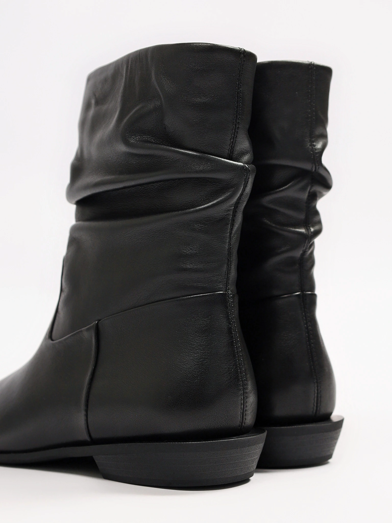 Ботинки черного цвета на низком каблуке